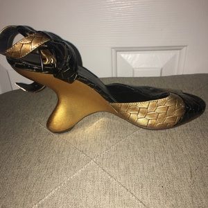 FINAL PRICE 🖤💛 Gold And Black Heels🖤💛